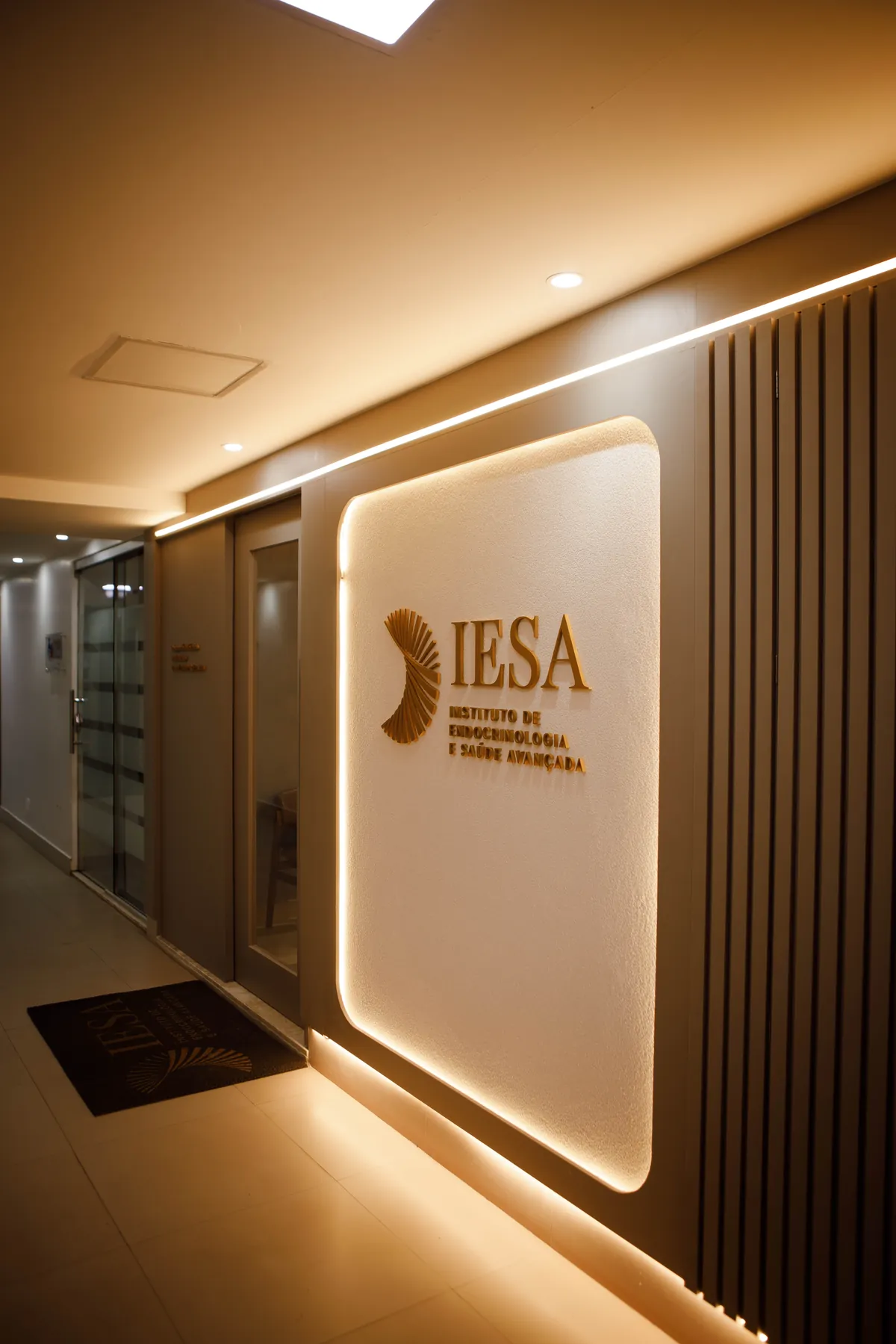 Entrada do IESA com a identidade em relevo